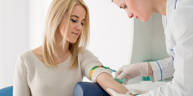 Bệnh nhân bạch cầu tế bào tóc cần được theo dõi thường xuyên và xét nghiệm máu định kỳ