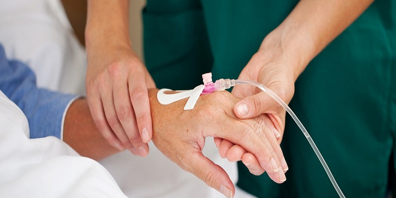 Điều trị bệnh bằng một số phương pháp như hóa trị, xạ trị và thay huyết tương
