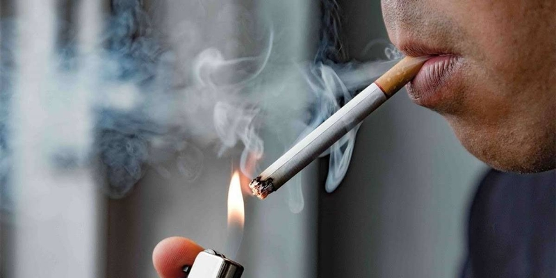 Hút thuốc lá là một trong các nguyên nhân bệnh máu trắng