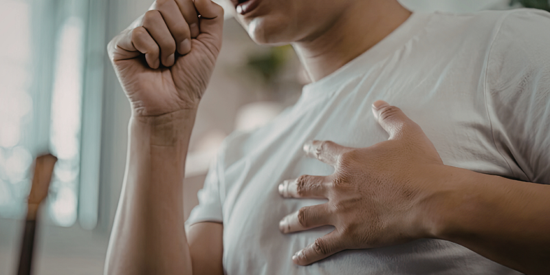 Nếu rốn phổi đậm đi kèm các biểu hiện như ho kéo dài, khó thở hoặc đau ngực, cần đánh giá thêm