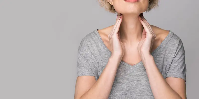 Ung thư tuyến giáp giai đoạn 3 là thời điểm khối u phát triển với kích thước lớn hơn 4 cm, xâm lấn vào các mô lân cận