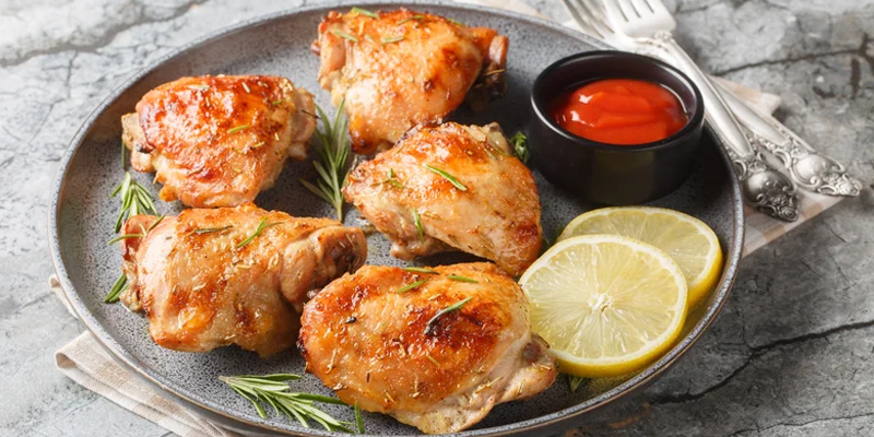Thịt gà không chỉ giàu protein mà còn chứa các vitamin và khoáng chất thiết yếu như vitamin B6 và selen giúp tăng cường hệ miễn dịch
