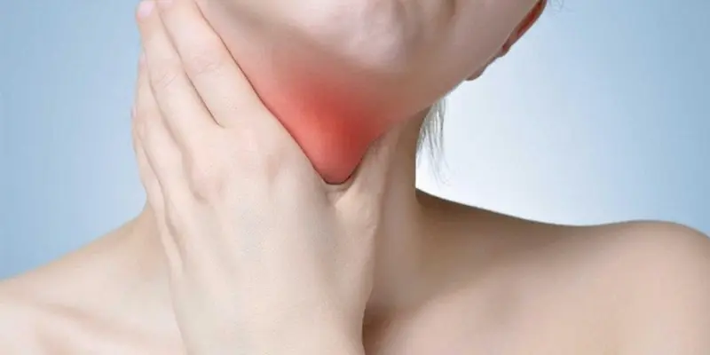 Sau phẫu thuật ung thư tuyến giáp, bệnh nhân có thể bị tê cứng, sưng đau vùng cổ