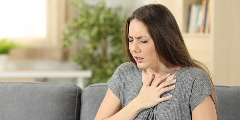 Tình trạng đau tức ngực có thể xảy ra khi thực hiện động tác hít thở trong thời gian dài