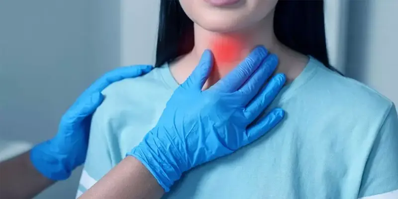 Dấu hiệu ung thư tuyến giáp thể nhú di căn hạch cổ như khó thở, khàn tiếng,..