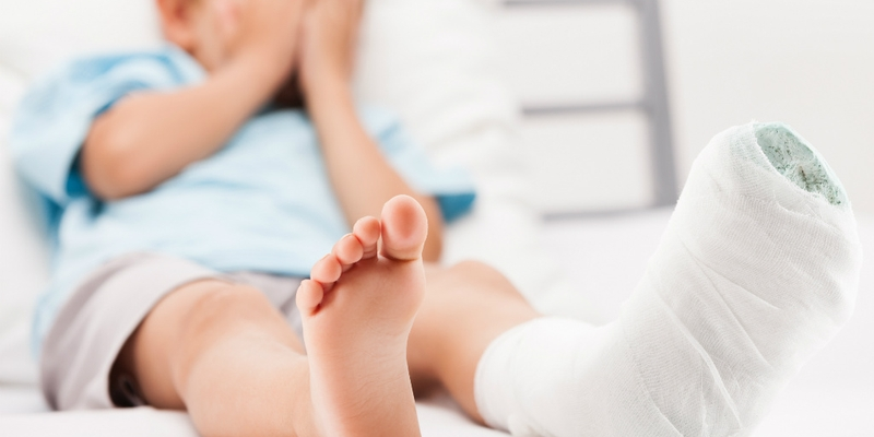 Thường xuyên bị gãy xương có thể là dấu hiệu ung thư xương ở trẻ em
