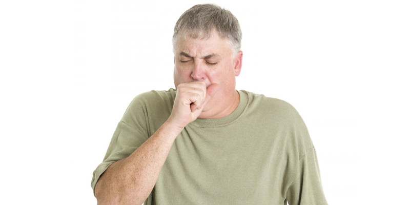 Ho kéo dài, ho có đờm hoặc máu, kèm đau ngực khi ho là những dấu hiệu viêm phổi nặng ở người lớn