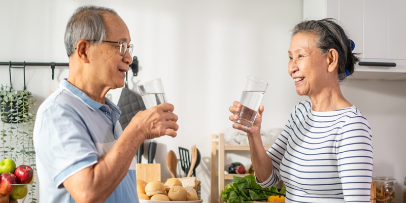 Người bệnh hãy uống nhiều nước trước và sau điều trị ung thư