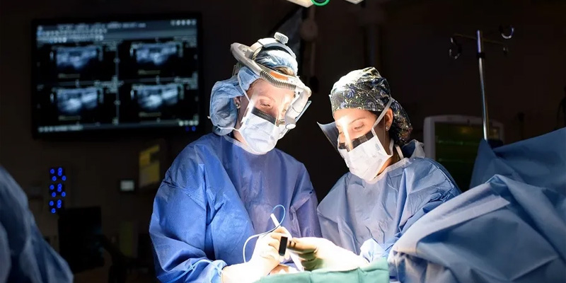 Mổ cắt khối u hay cắt toàn bộ vú là các phương pháp phổ biến trong điều trị ung thư vú