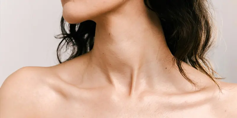 Khối u hoặc cục sưng vùng cổ, dưới yết hầu, có thể sờ thấy rõ