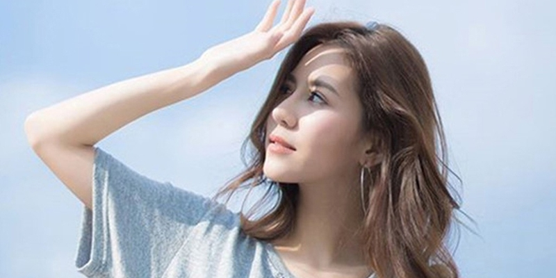 Tiếp xúc nhiều với tia cực tím là một trong các yếu tố nguy cơ của ung thư da