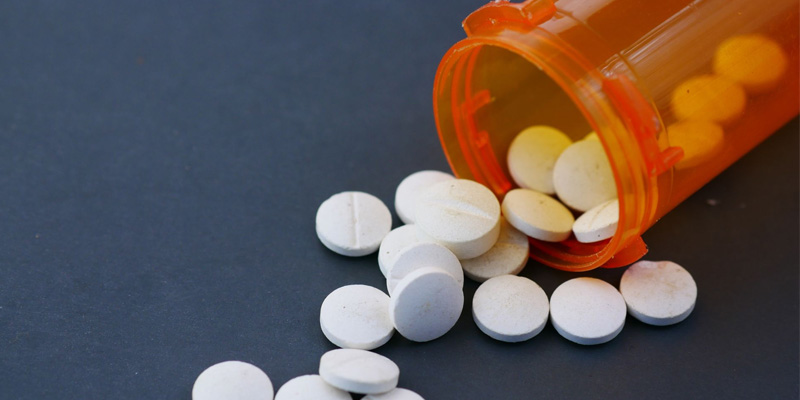 Bạn không nên tự ý sử dụng thuốc khi xuất hiện khối cứng ở ngực