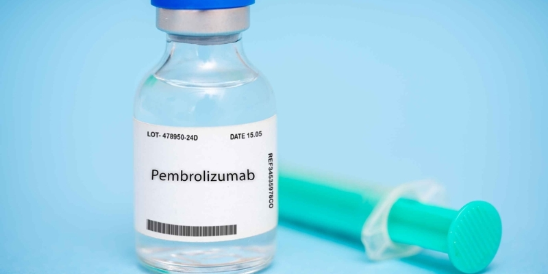 Pembrolizumab là thuốc miễn dịch giúp ức chế điểm kiểm soát PD-1, tăng cường khả năng của hệ miễn dịch giúp nhận diện và tiêu diệt tế bào ung thư hắc tố ác tính.