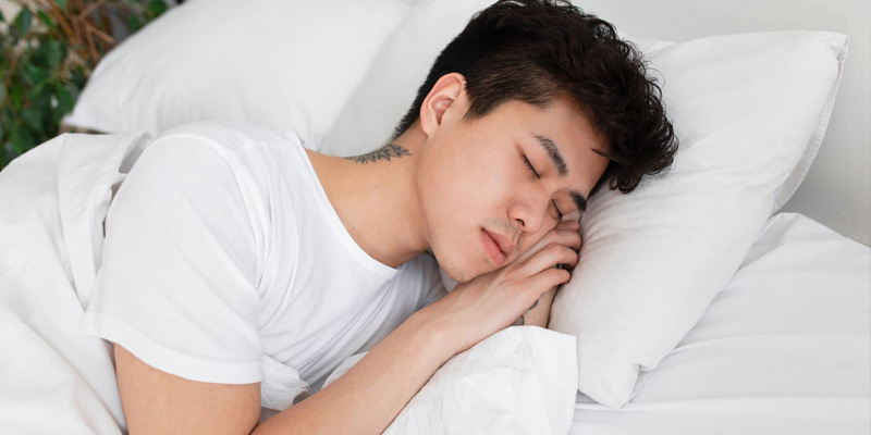 Ngủ đủ giấc hỗ trợ giảm triệu chứng đau nhức vú ở nam giới