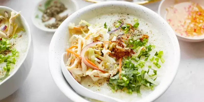 Người bệnh nên ăn thức ăn lỏng (cháo, súp, sữa,…), cố gắng nạp ít nhất 50% khẩu phần lúc bình thường để tránh bị suy dinh dưỡng.