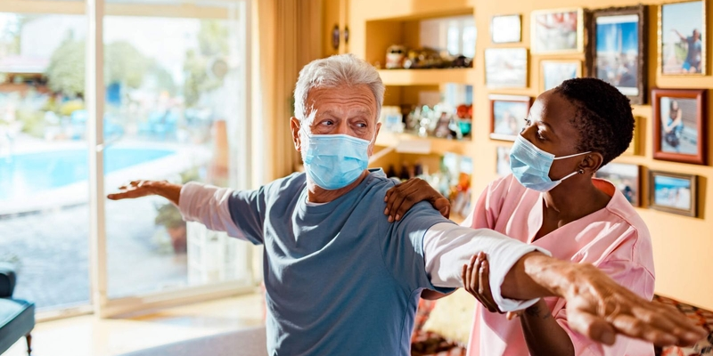 Bệnh nhân cần được thăm hỏi và trò chuyện để sức khỏe tinh thần tốt hơn