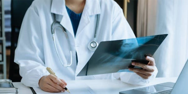 Chụp X-quang có thể cho thấy các dấu hiệu bất thường đầu tiên của bệnh Paget xương