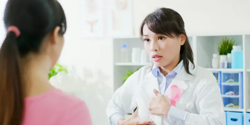 Thăm khám lâm sàng là bước quan trọng trong chẩn đoán khối u ung thư vú