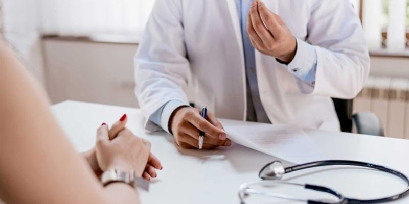  Bác sĩ thăm khám lâm sàng về dấu hiệu và triệu chứng