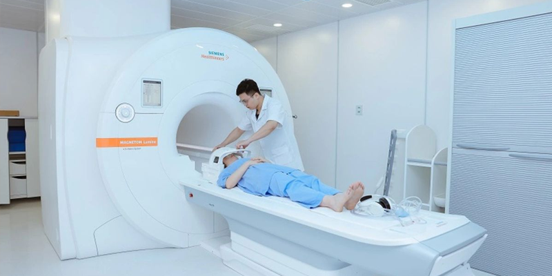 MRI có khả năng hiển thị tốt các tổn thương mô mềm, đặc biệt là não và hệ thần kinh
