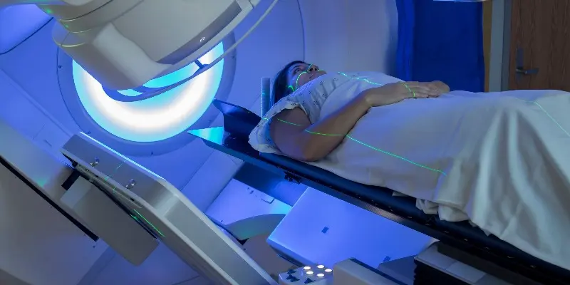 Xạ trị sử dụng tia X năng lượng cao để loại bỏ các tế bào ung thư.