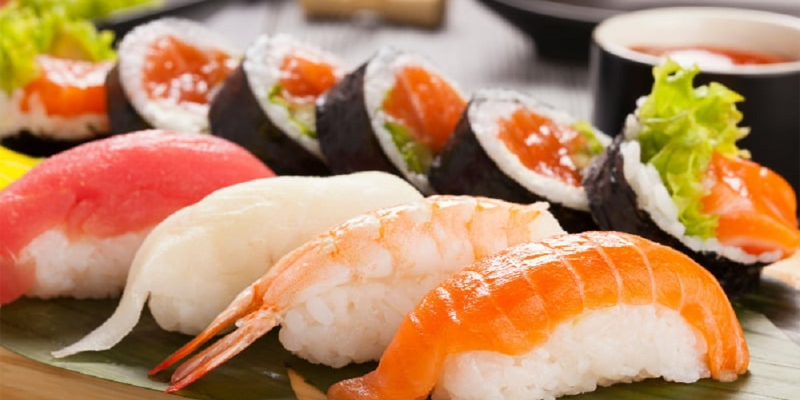 Bạn nên tránh ăn thực phẩm sống như sushi