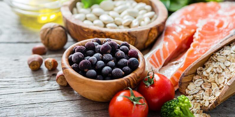 Bệnh nhân ung thư sắc tố cần ăn uống cân đối nhóm chất dinh dưỡng