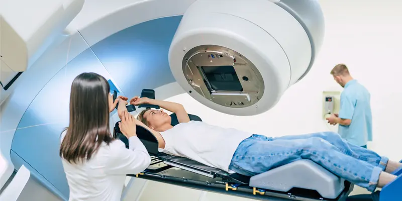 Xạ trị từ bên ngoài nhằm tiêu diệt các tế bào ung thư tuyến giáp