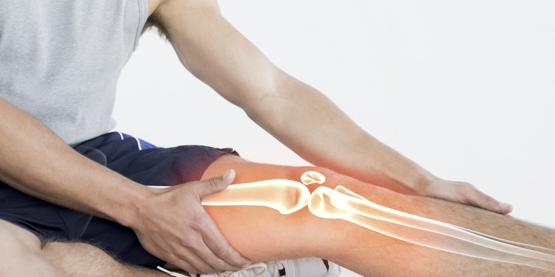 Đau âm ỉ ở vùng xương kéo là một trong những triệu chứng của u xương lành tính
