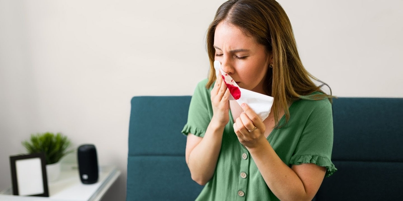 Người bệnh ung thư máu cấp tính có thể xuất hiện triệu chứng chảy máu cam