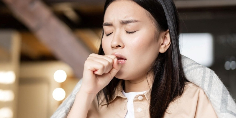 Ung thư phổi không tế bào nhỏ giai đoạn 1 có thể gây ho kéo dài, ho tăng dần hay ho ra máu