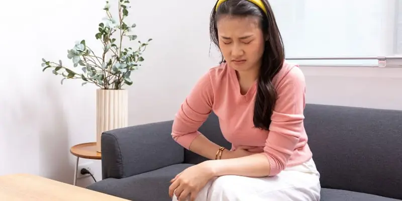 Đau bụng dữ dội có thể là biểu hiện cho thấy chị em đang mắc bệnh