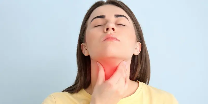 Dấu hiệu nhận biết ung thư tuyến giáp thể nang như thay đỏi giọng nói, xuất hiện khối u,...