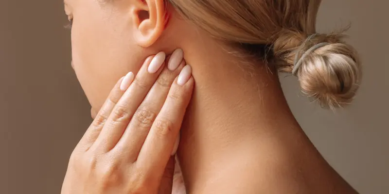 Dùng các ngón tay sờ nắn nhẹ nhàng vùng cổ và khu vực dưới xương hàm