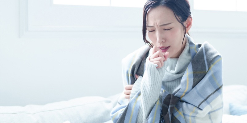 Người bệnh ung thư phổi có triệu chứng ho dai dẳng do khối u phát triển, kèm hiện tượng viêm kích thích thường xuyên lên niêm mạc phế quản