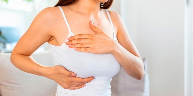 Đau tức ngực là triệu chứng thường thấy ở người bệnh xơ nang tuyến vú