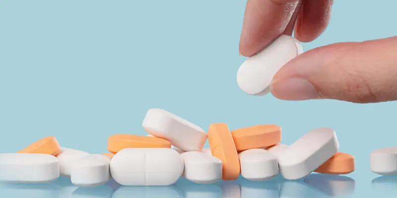 Có thể dùng thuốc kháng viêm, kháng sinh trong điều trị nổi hạch dưới lưỡi