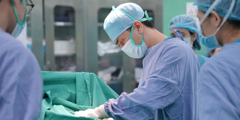 Phẫu thuật được áp dụng trong trường hợp u vú lớn gây nhiều biến chứng và có nguy cơ ác tính.