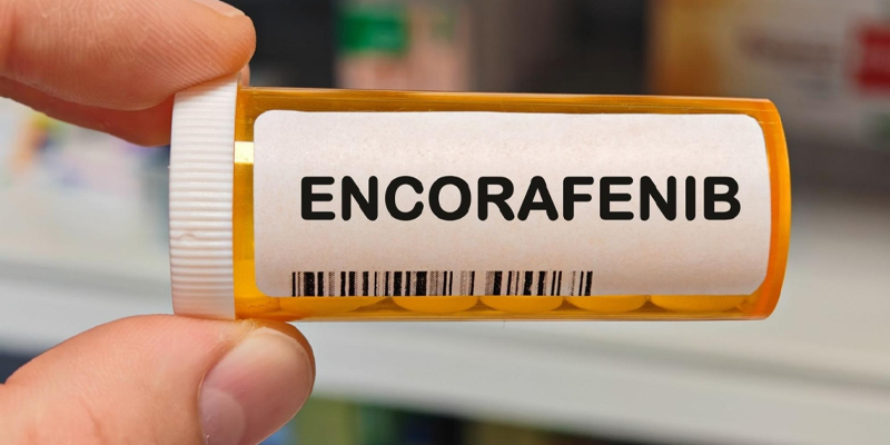 Bác sĩ có thể chỉ định phác đồ kết hợp Encorafenib + Binimetinib để tác động trực tiếp vào con đường tín hiệu tăng sinh của tế bào ung thư.