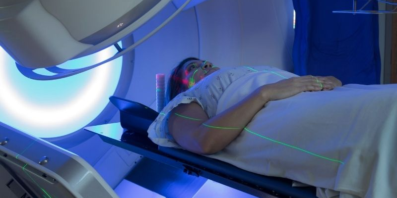 Xạ trị được kết hợp với hóa trị và phẫu thuật để kiểm soát sự phát triển của tế bào ung thư