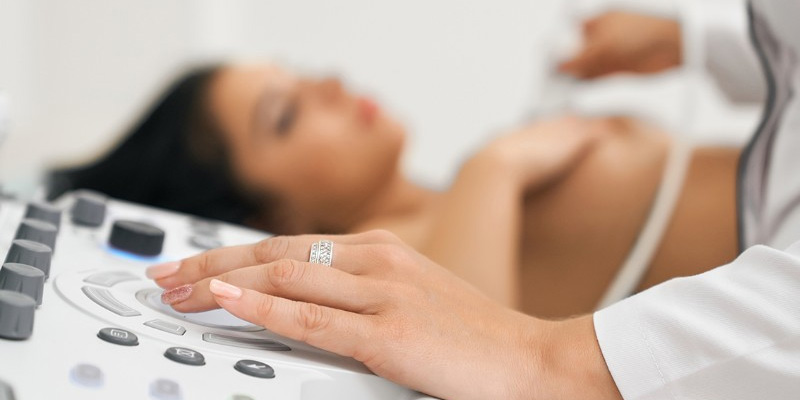 Vôi hóa vú được phát hiện trên phim chụp nhũ ảnh khi người bệnh khám tầm soát ung thư vú