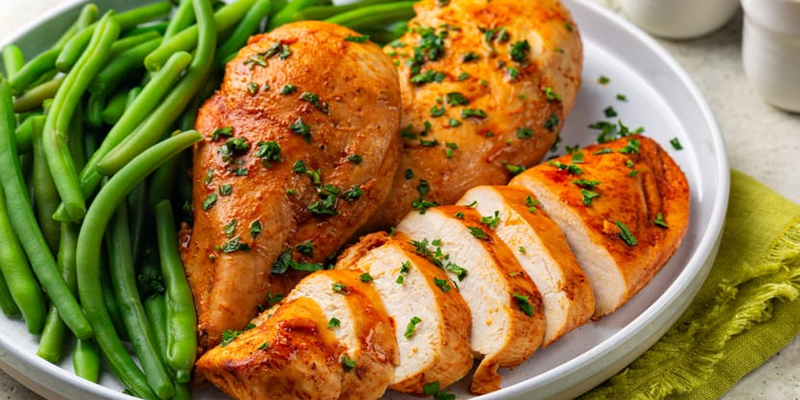 Thịt nạc gà rất giàu protein, phù hợp với nhu cầu duy trì sức khỏe và tái tạo mô của người bệnh ung thư