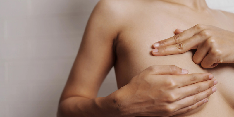 Vùng vú xuất hiện khối u nhỏ và có thể tiết dịch bất thường