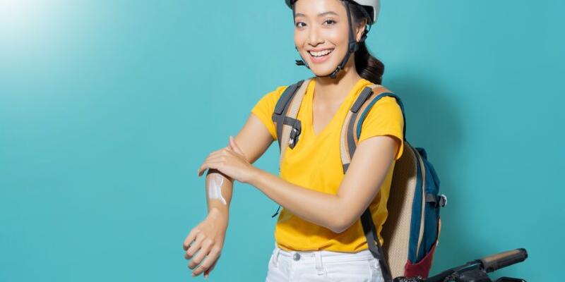 Dùng kem chống nắng, che chắn da tốt giúp hạn chế nguy cơ mắc ung thư da