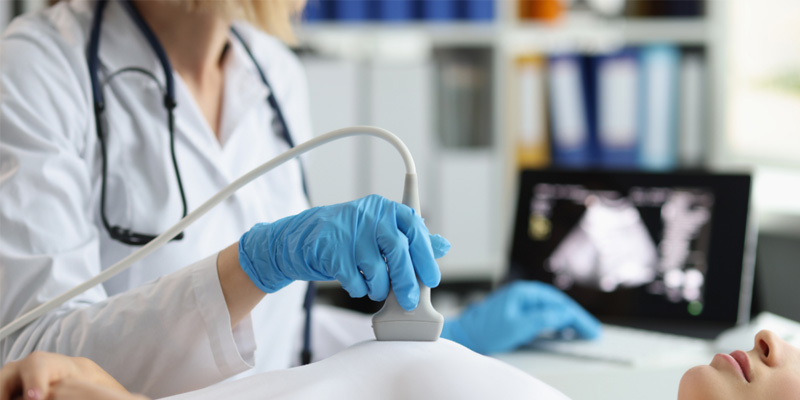 Siêu âm vú có thể được chỉ định sớm nếu xuất hiện triệu chứng bất thường tại vùng ngực