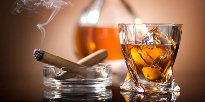 Lạm dụng rượu bia và thuốc lá sẽ làm tăng nguy cơ ung thư vòm họng