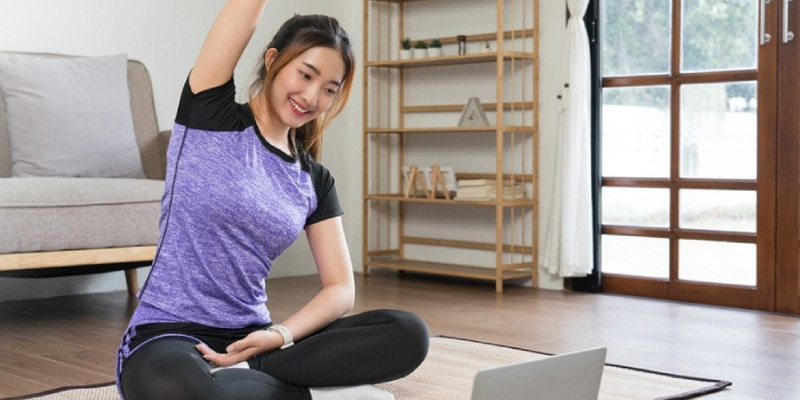 Người bệnh hãy dành thời gian nghỉ ngơi và vận động với các bài tập nhẹ như yoga để cải thiện triệu chứng đau, khó chịu do bệnh gây ra