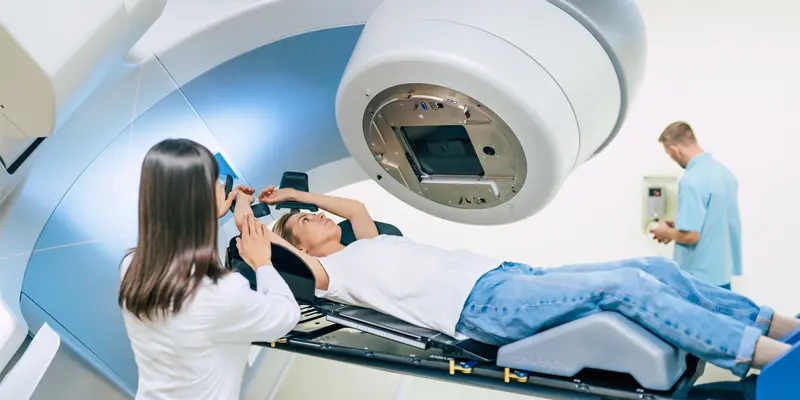 Thực hiện quét cơ thể sau xạ trị để kiểm tra xem còn tế bào ung thư tuyến giáp sót lại hay không.