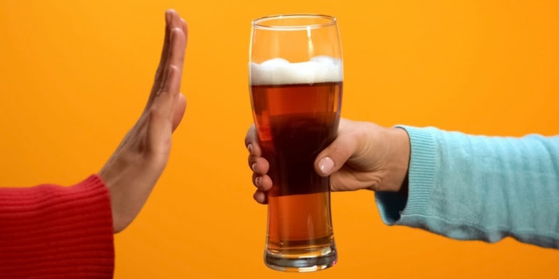 Tránh tiêu thụ các loại đồ uống có chứa cồn như rượu bia