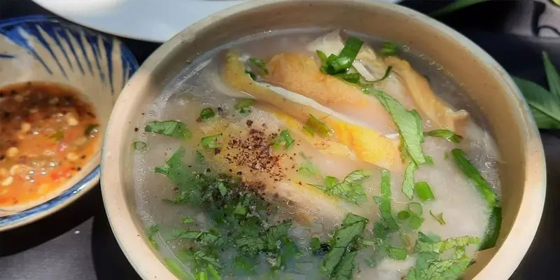 Cháo gà là món ăn quen thuộc với nhiều người đang cần bồi bổ cơ thể